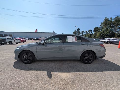 Used 2022 Hyundai Elantra SEL FWD image 3