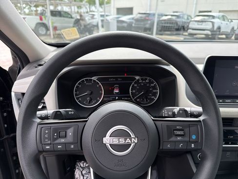 Used 2023 Nissan Rogue SV image 21