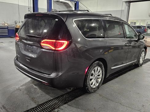 Used 2018 Chrysler Pacifica Touring-L image 4