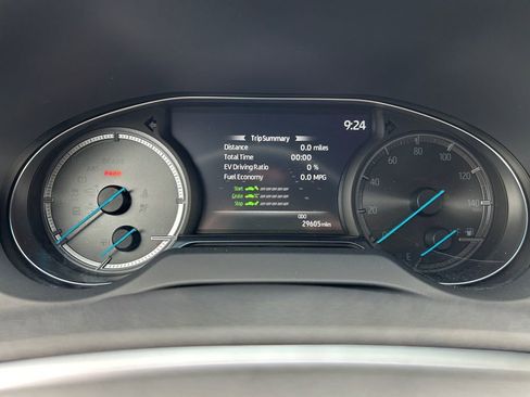 Used 2023 Toyota Venza LE image 16