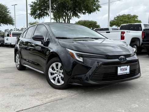 Used 2024 Toyota Corolla LE image 2