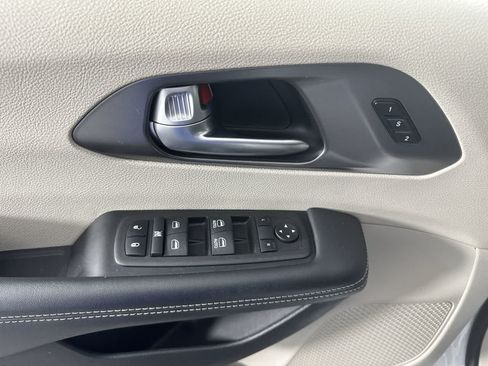 Used 2024 Chrysler Pacifica Touring-L FWD image 11