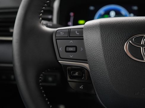 Used 2025 Toyota Camry SE image 24