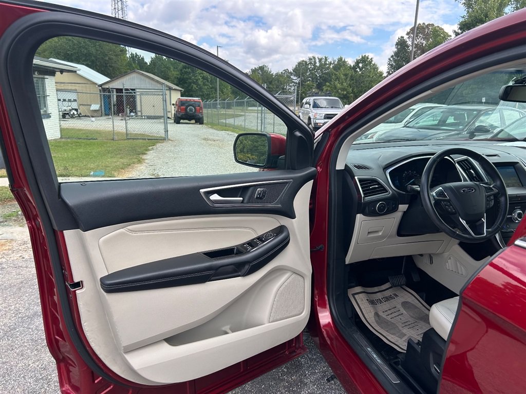 Used 2017 Ford Edge Titanium w/ Equipment Group 301A FWD image 11