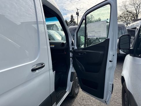 Used 2025 Mercedes-Benz Sprinter 2500 image 16