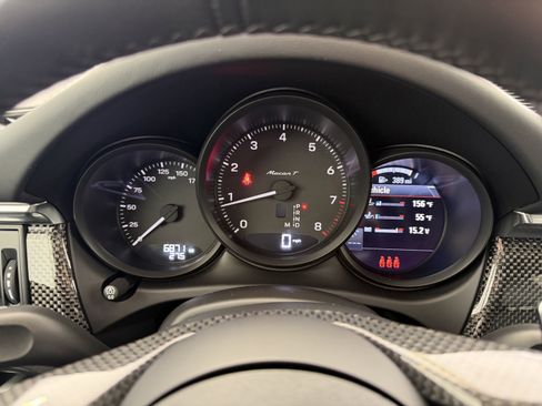 Certified 2025 Porsche Macan image 21