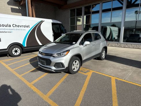Used 2018 Chevrolet Trax LT w/ LT Convenience Package image 1