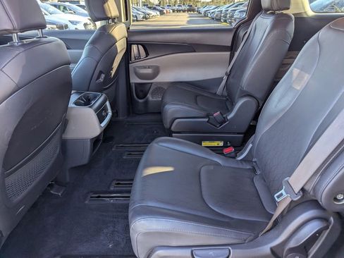 Used 2025 Kia Carnival image 20