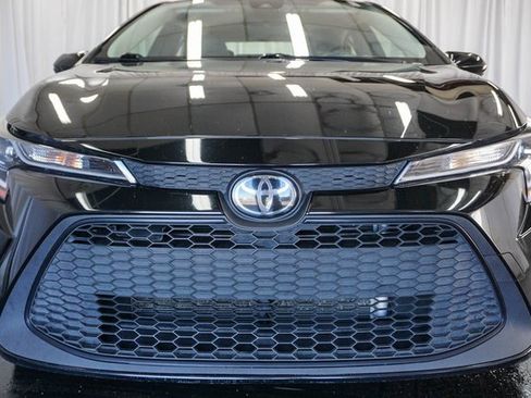 Used 2022 Toyota Corolla LE image 3