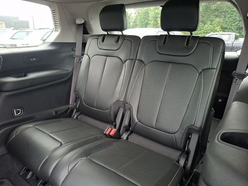 Used 2023 Jeep Grand Cherokee L Limited w/ Luxury Tech Group II AWD/4WD image 11