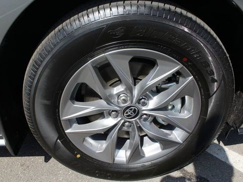 Certified 2026 Toyota Sienna XLE FWD image 10