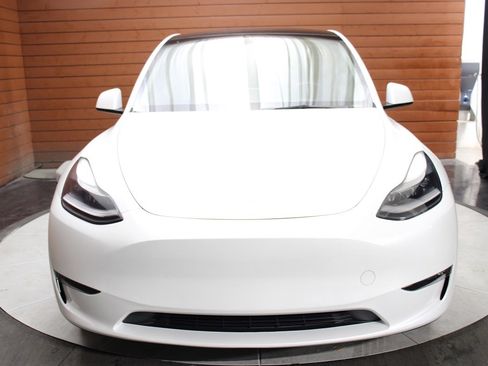 Used 2023 Tesla Model Y Performance image 2