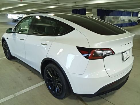 Used 2024 Tesla Model Y Long Range RWD image 7