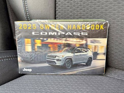 Used 2025 Jeep Compass Latitude AWD/4WD image 28