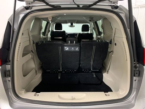 Used 2018 Chrysler Pacifica Touring-L Plus w/ Tire & Wheel Group image 24