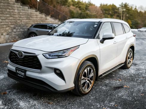 Certified 2023 Toyota Highlander XLE image 12