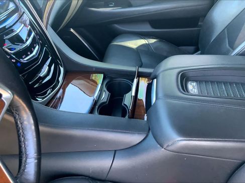 Used 2020 Cadillac Escalade Premium Luxury RWD image 17