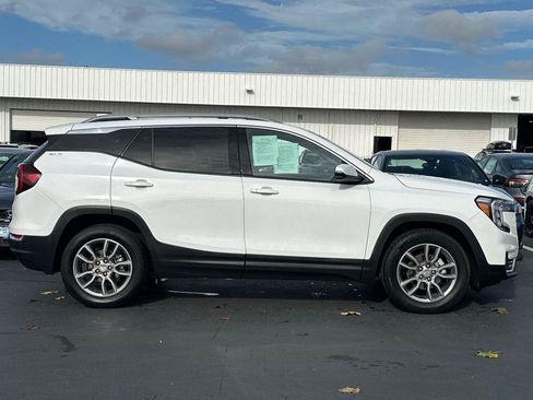Used 2024 GMC Terrain SLT image 2