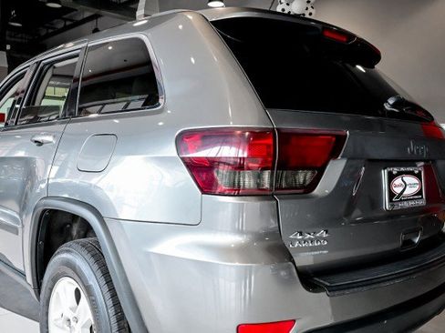 Used 2012 Jeep Grand Cherokee Laredo w/ Laredo E Group AWD/4WD image 12