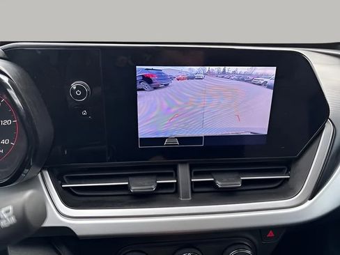 Used 2025 Chevrolet Trax RS w/ Sunroof Package image 17