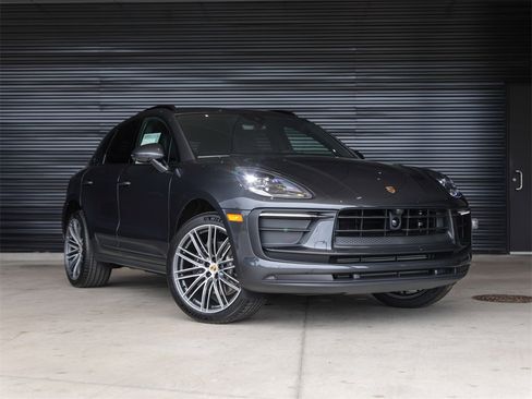 Used 2025 Porsche Macan image 9