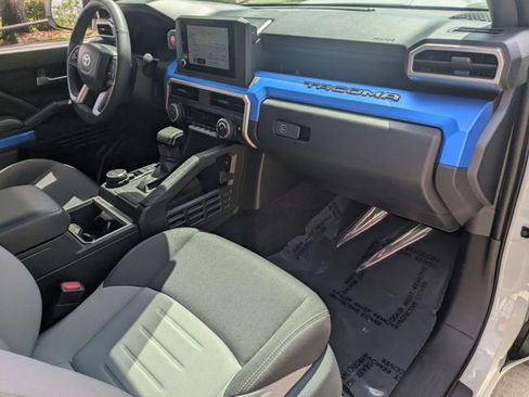 Used 2025 Toyota Tacoma TRD Sport AWD/4WD image 19