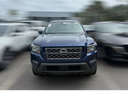 Used 2022 Nissan Frontier SV RWD image 2