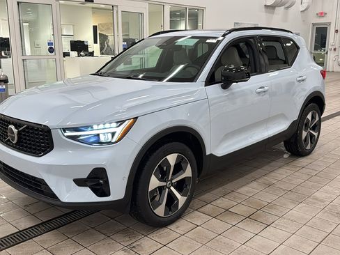 Used 2026 Volvo XC40 B5 Plus w/ Protection Package Premier image 9