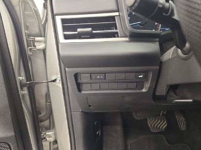 Used 2025 Mitsubishi Outlander AWD image 32