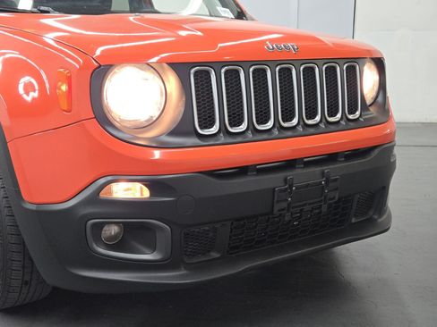 Used 2018 Jeep Renegade Latitude FWD image 5