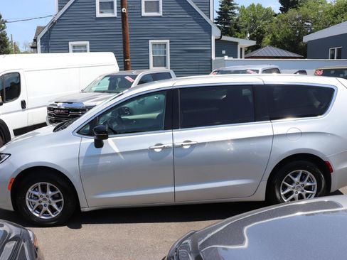 Used 2024 Chrysler Pacifica Touring-L FWD image 2