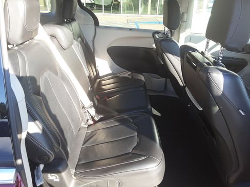 Used 2022 Chrysler Pacifica Touring-L w/ Uconnect Theater Family Group image 13