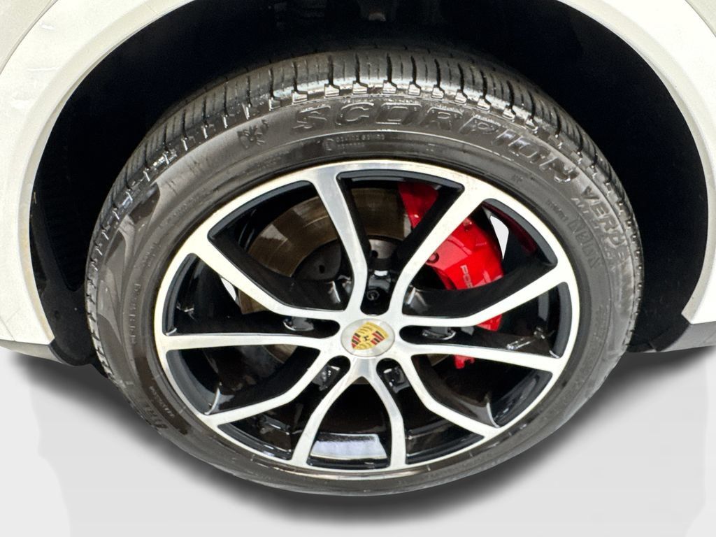 Used 2022 Porsche Cayenne w/ Premium Package AWD/4WD image 78