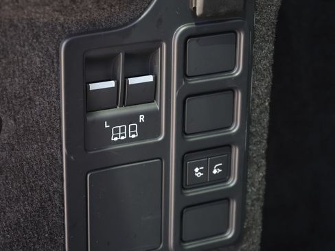 Used 2024 Land Rover Discovery S AWD/4WD image 9