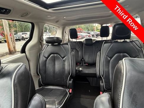 Used 2023 Chrysler Pacifica Limited FWD image 5