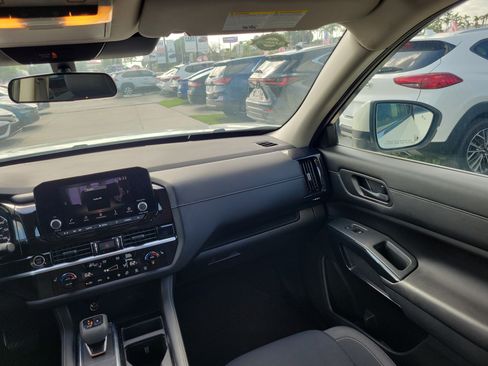 Used 2024 Nissan Pathfinder SV w/ Lighting Package (N92) FWD image 16