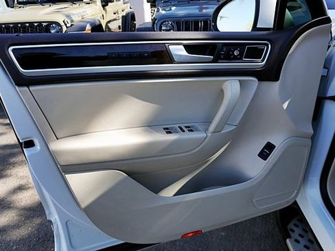 Used 2014 Volkswagen Touareg Executive AWD/4WD image 35