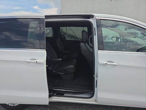 Used 2025 Chrysler Pacifica Select FWD image 12