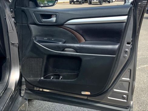 Used 2017 Toyota Highlander XLE image 22