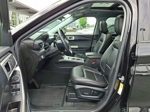 Used 2022 Ford Explorer XLT w/ Equipment Group 202A AWD/4WD image 15