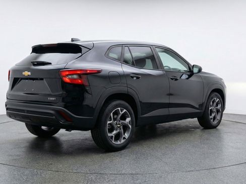 Used 2025 Chevrolet Trax LT w/ LT Convenience Package image 9