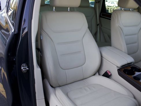 Used 2012 Volkswagen Touareg TDI image 39