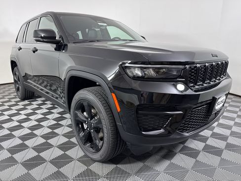 New 2025 Jeep Grand Cherokee Altitude image 30