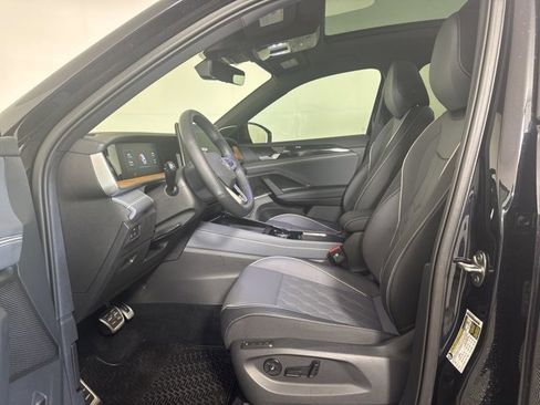 Used 2025 Volkswagen Tiguan SEL R-Line image 11