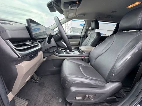 Used 2025 Kia Carnival FWD image 14