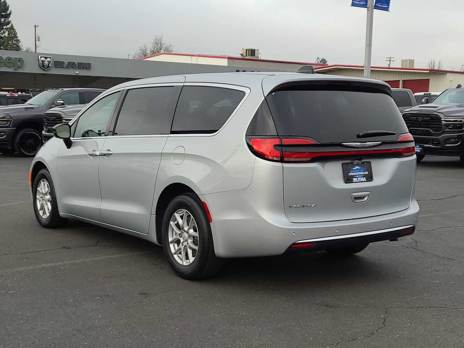 New 2026 Chrysler Pacifica Select FWD image 12