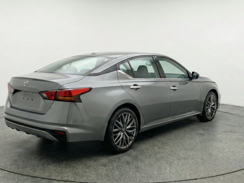 Used 2025 Nissan Altima 2.5 SV FWD image 9