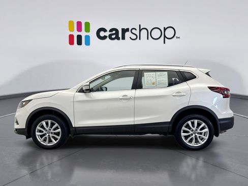 Used 2020 Nissan Rogue Sport SV image 2