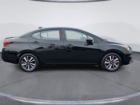 Used 2021 Nissan Versa SV image 2