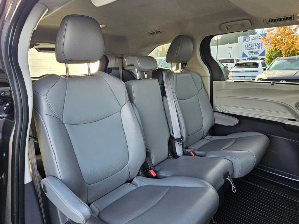 Used 2021 Toyota Sienna XLE FWD image 31